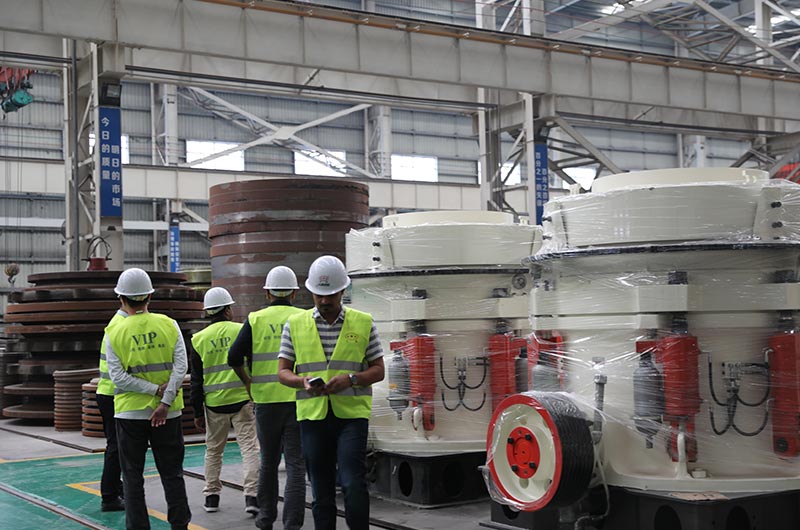 客戶一行來廠考察頁(yè)巖破碎機(jī)設(shè)備